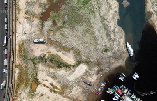 가뭄에 16일(현지시간) 모래톱 드러난 브라질 아마존 네그루강[마나우스 로이터=연합뉴스]